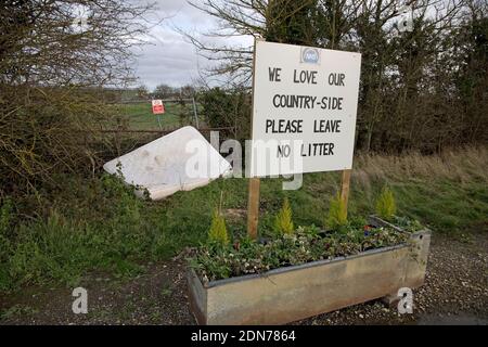 Vieux matelas déversé par deux panneaux sans litière en milieu rural Warwickshire Royaume-Uni Banque D'Images