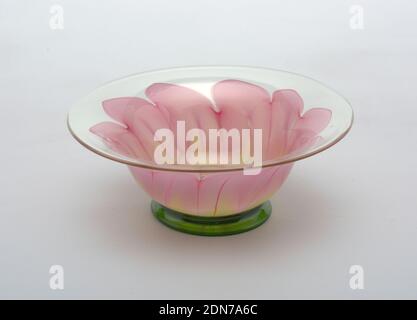 Bol, Louis Comfort Tiffany, (américain, 1848–1933), en verre favrile moulé, bol en verre transparent avec rebord évasé montrant dix pétales roses et vert à la base, pied vert., New York, New York, États-Unis, ca. 1900, glasswares, Arts décoratifs, bol Banque D'Images
