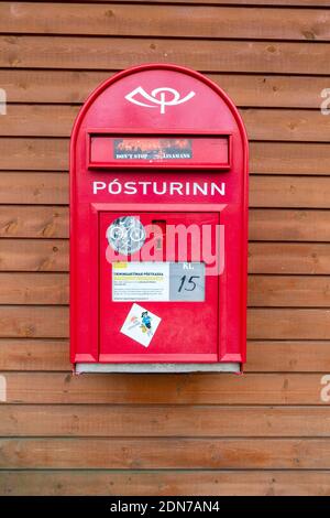 Iceland Post (Pósturinn), boîte aux lettres Red Mail montée sur UN mur en bois Banque D'Images