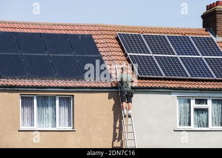 Installation de panneaux solaires photovoltaïques sur le toit de terrasse Maison à Londres Angleterre Royaume-Uni Banque D'Images