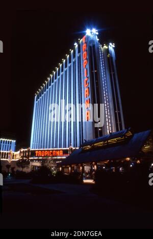 L'hôtel Tropicana de nuit à Las Vegas, Nevada Banque D'Images