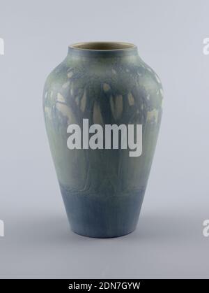 Vase, Sadie Agnes Estelle Irvine, cuisine américaine, 1887–1970, faïence émaillée, corps en argile Buff, jeté. Corps ovoïde avec gonflement à l'épaule, cou tronqué - pas de pied. Sculpté dans le relief, sol en retrait, conception de chênes recouverts de mousse espagnole encerclant le corps, sur fond de sous-broussailles et de ciel; le quart inférieur de la conception sous-bois est non décoré. Glaçures de matte cireuse de bleu, vert et bleu-vert; ciel est glaçure de matte crème. L'intérieur est en glaçure crème mate. Fond non émaillé. Crazing to Glaze., Nouvelle-Orléans, Louisiane, États-Unis, 1906–15, céramique, Arts décoratifs, vase Banque D'Images