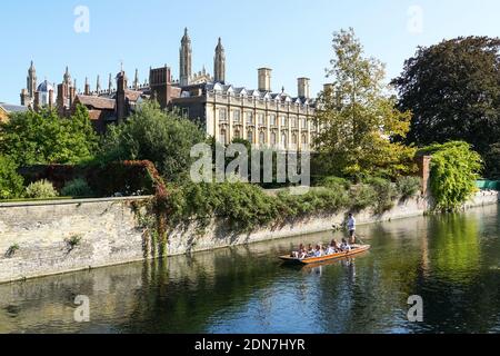 Des gens qui puntent sur la rivière Cam à Cambridge avec Clare College bâtiment en arrière-plan, Cambridgeshire Angleterre Royaume-Uni Banque D'Images