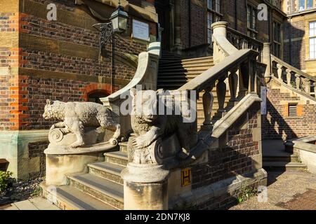 Sculptures animales à l'entrée du Sedgwick Museum of Earth Sciences, Cambridge Cambridgeshire Angleterre Royaume-Uni Banque D'Images