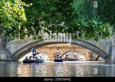 Des gens qui puntent sous le pont des Soupirs sur la rivière Cam à Cambridge, Cambridgeshire Angleterre Royaume-Uni Banque D'Images
