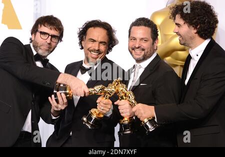 Nicolas Giacobone, Alejandro G. Inarritu, Alexander Dinelaris et Armando Bo posent dans la salle de presse lors de la 87e cérémonie annuelle des Academy Awards à l'hôtel Loews Hollywood le 22 février 2015 à Los Angeles, CA, USA. Photo de Lionel Hahn/ABACAPRESS.COM Banque D'Images