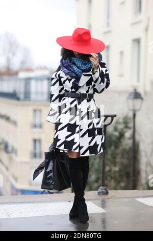 Street style, Lena Mahfouf arrive au salon de la collection haute Couture de Viktor & Rolf Printemps-été 2015 qui s'est tenu au Palais de Tokyo à Paris, France, le 28 janvier 2015. Elle porte un manteau de Kling, des bottes Duo, un chapeau de manque de couleurs. Photo de Marie-Paola Bertrand-Hillion/ABACAPRESS.COM Banque D'Images