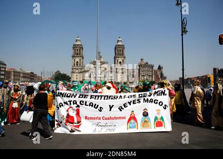 MEXICO, MEXIQUE - 14 DÉCEMBRE 2020 : une personne déguisée comme l'une des trois Rois protestant contre le gouvernement d'Andres Manuel lopez Obrador en raison de l'augmentation du chômage lors de la nouvelle pandémie Covid-19 le 14 décembre 2020 à Mexico, Mexique. Crédit : Victor de la Cruz/Groupe Eyepix/accès photo Banque D'Images