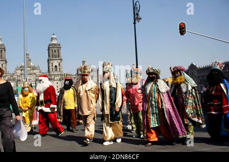 MEXICO, MEXIQUE - 14 DÉCEMBRE 2020 : une personne déguisée comme l'une des trois Rois protestant contre le gouvernement d'Andres Manuel lopez Obrador en raison de l'augmentation du chômage lors de la nouvelle pandémie Covid-19 le 14 décembre 2020 à Mexico, Mexique. Crédit : Victor de la Cruz/Groupe Eyepix/accès photo Banque D'Images