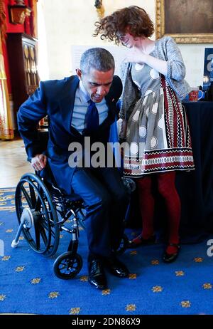 Le président américain Barack Obama essaie un levier attachable qui peut faciliter et réduire la fatigue des mouvements en fauteuil roulant créé par Kaitlin Rees (C) de Douvres, Massachusetts, à la Maison Blanche, à Washington, DC, Etats-Unis, le 23 mars 2015. La Foire des sciences de la Maison-Blanche 2015 est une célébration des lauréats des concours STEM (sciences, technologie, ingénierie et mathématiques) de partout au pays. Photo par Aude Guerrucci/Pool/ABACAPRESS.COM Banque D'Images