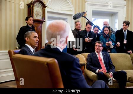 Ashton carter, secrétaire américain à la Défense, à droite, écoute le président américain Barack Obama, à gauche, lors d'une rencontre avec le vice-président américain Joseph Joe Biden, au centre, dans le bureau ovale de la Maison Blanche à Washington, DC, USA, le mardi 17 février 2015. Carter, qui a prêté serment aujourd’hui en tant que secrétaire à la Défense, hérite d’une série de défis en matière de défense et de politique étrangère qui devraient contribuer à définir les deux dernières années de la présidence d’Obama. Photo par Andrew Harrer/Pool/ABACAPRESS.COM Banque D'Images