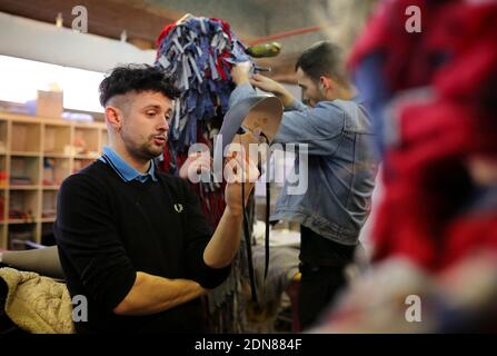 Exclusif - le coiffeur français Charlie le Mindu pose pour photographe à Bordeaux, dans le sud-ouest de la France, le 1er mars 2015. Charlie, basé à Londres (né à Bordeaux en 1986), qui a travaillé pour Lady Gaga, Madonna, Peaches Geldof et beaucoup d'autres célébrités, est le directeur artistique du Carnaval de Bordeaux. Photo de Bernard-Salinier/ABACAPRESS.COM Banque D'Images