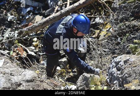 Les sauveteurs recherchent des débris et des restes humains sur le site de l'accident du vol 4U 9525 de Germanwings, près de Seyne-les-Alpes, dans le sud-est de la France, le 26 mars 2015. L'Airbus A320 de Germanwings s'est écrasé dans les Alpes françaises le 24 mars 2015, transportant environ 150 passagers et membres d'équipage à bord. Photo de Francis Pellier/DICOM/ABACAPRESS.COM Banque D'Images