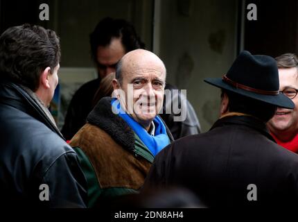 Exclusif - le maire de Bordeaux et candidat aux élections primaires du parti UMP Alain Juppe visite le marché Cadillac à Cadillac, France, le 28 février 2015. Photo de Patrick Bernard/ABACAPRESS.COM Banque D'Images