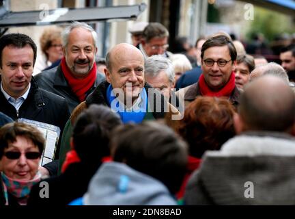 Exclusif - le maire de Bordeaux et candidat aux élections primaires du parti UMP Alain Juppe visite le marché Cadillac à Cadillac, France, le 28 février 2015. Photo de Patrick Bernard/ABACAPRESS.COM Banque D'Images