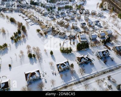 Vue panoramique aérienne de need dans les quartiers d'habitation traditionnels dans neige sur les arbres en hiver Banque D'Images