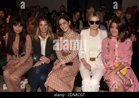 De gauche à droite : Zara Martin, Helena Bordon, Gala Gonzalez, Caroline Vreeland et Alexandra Pereira participent au salon de la collection prêt-à-porter Paul & Joe automne-hiver 2015/2016 qui se tient au Palais de Tokyo à Paris, en France, le 10 mars 2015. Photo de Laurent Zabulon/ABACAPRESS.COM Banque D'Images