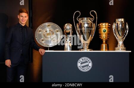 Ville de Munich, Allemagne. 17 décembre 2020. Firo : 17.12.2020 football, Bundesliga 1, saison 2020/2021, trophée joueur 2020 de la FIFA pendant la cérémonie des meilleurs prix de la FIFA, l'élection du joueur mondial de l'année 2020, Joshua Kimmich du FC Bayern Munich pose après avoir été récompensé dans le cadre du FIFA FIFPro Men World11, avec des trophées, CUPS Credit: Pool/Marco Donato-FC Bayern/Pool via Getty Images/via firo Sportphoto | usage dans le monde entier/dpa/Alay Live News Banque D'Images