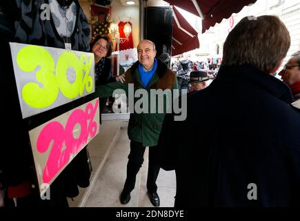 Exclusif - le maire de Bordeaux et candidat aux élections primaires du parti UMP Alain Juppe visite le marché Cadillac à Cadillac, France, le 28 février 2015. Photo de Patrick Bernard/ABACAPRESS.COM Banque D'Images