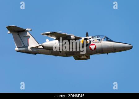 Le jet de l'entraîneur du twinjet 105Ö de Saab de l'armée de l'air autrichienne à la base aérienne de Zeltweg en Autriche. Banque D'Images