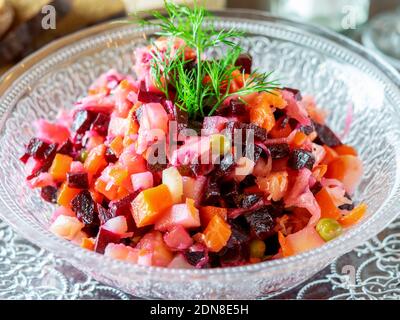 La vinaigrette de divers légumes cuits dans le bol en verre transparent sur la table du restaurant. Banque D'Images