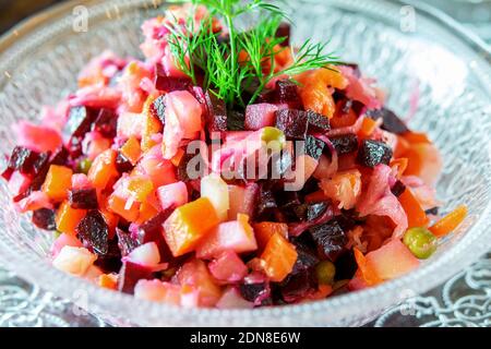 The vinaigrette of slices of various boiled vegetables in the transparent glass bowl. Restaurant menu. Banque D'Images