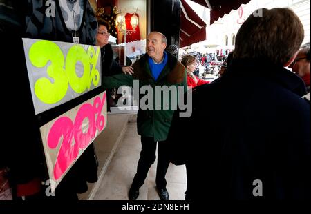 Exclusif - le maire de Bordeaux et candidat aux élections primaires du parti UMP Alain Juppe visite le marché Cadillac à Cadillac, France, le 28 février 2015. Photo de Patrick Bernard/ABACAPRESS.COM Banque D'Images