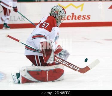 Columbus, Ohio, États-Unis. 17 décembre 2020. Ohio State Buckeyes Goaltender Tommy Nappier (37) fait l'économie pendant les échauffements dans leur jeu à Columbus, Ohio. Brent Clark/CSM/Alamy Live News Banque D'Images