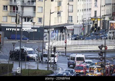 Les forces de police se rassemblent à proximité de la porte de Vincennes, à l'est de Paris, en France, le 9 janvier 2015, après qu'au moins une personne ait été blessée lorsqu'un homme armé a ouvert le feu dans une épicerie casher et a pris au moins cinq personnes en otage. L'agresseur était soupçonné d'être le même tireur qui avait tué un policier lors d'une fusillade à Montrouge, dans le sud de Paris, le 8 janvier. Photo de Nicolas Gouhier/ABACAPRESS.COM Banque D'Images