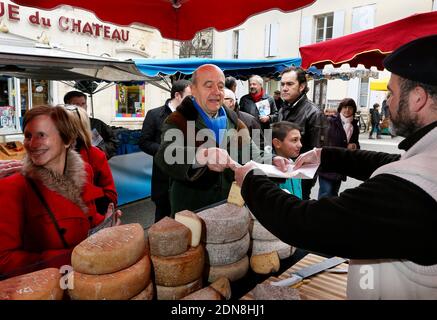 Exclusif - le maire de Bordeaux et candidat aux élections primaires du parti UMP Alain Juppe visite le marché Cadillac à Cadillac, France, le 28 février 2015. Photo de Patrick Bernard/ABACAPRESS.COM Banque D'Images