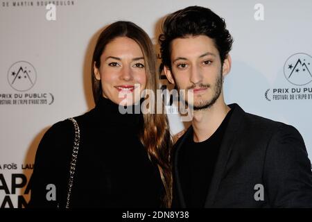 Pierre Niney et sa petite amie Natasha Andrews assistent à la première de Papa ou Maman à Paris, le 26 janvier 2015. Photo d'Aurore Marechal/ABACAPRESS.COM Banque D'Images