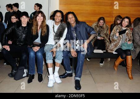 Benn Northover, Caroline de Maigret, danseurs et chorégraphes français connus sous les Twins Laurent et Larry Bourgeois et Elodie Bouchez participant à Anthony Vaccarello Collection prêt-à-porter automne-hiver 2015/2016 à la Maison de la radio à Paris, en France, le 3 mars 2015. Photo d'Aurore Marechal/ABACAPRESS.COM Banque D'Images