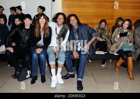 Benn Northover, Caroline de Maigret, danseurs et chorégraphes français connus sous les Twins Laurent et Larry Bourgeois et Elodie Bouchez participant à Anthony Vaccarello Collection prêt-à-porter automne-hiver 2015/2016 à la Maison de la radio à Paris, en France, le 3 mars 2015. Photo d'Aurore Marechal/ABACAPRESS.COM Banque D'Images