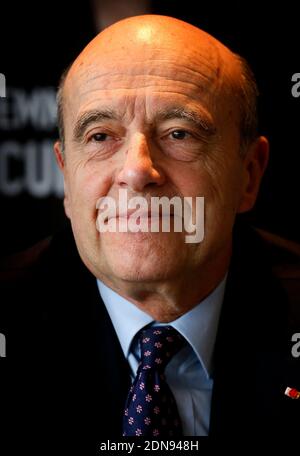 Exclusif - Maire de Bordeaux et candidat aux élections primaires du parti UMP Alain Juppe lors d'une réunion à Bordeaux, France, le 27 février 2015. Photo de Patrick Bernard/ABACAPRESS.COM Banque D'Images