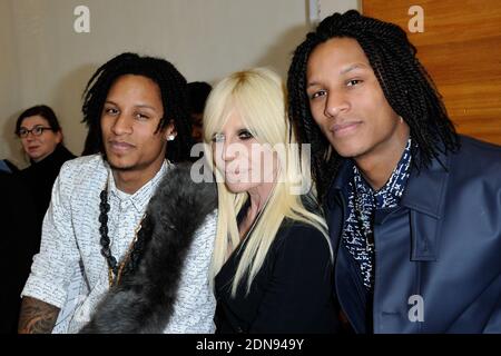 Donatella Versace et des danseurs et chorégraphes français connus sous le nom de les Twins Laurent et Larry Bourgeois assistant au spectacle de la collection prêt-à-porter d'Anthony Vaccarello automne-hiver 2015/2016 qui a eu lieu à la Maison de la radio à Paris, en France, le 3 mars 2015. Photo d'Aurore Marechal/ABACAPRESS.COM Banque D'Images