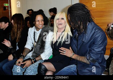 Donatella Versace et des danseurs et chorégraphes français connus sous le nom de les Twins Laurent et Larry Bourgeois assistant au spectacle de la collection prêt-à-porter d'Anthony Vaccarello automne-hiver 2015/2016 qui a eu lieu à la Maison de la radio à Paris, en France, le 3 mars 2015. Photo d'Aurore Marechal/ABACAPRESS.COM Banque D'Images