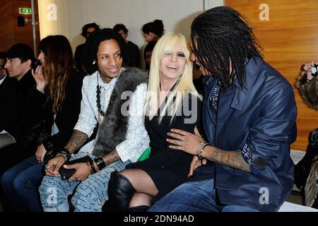 Donatella Versace et des danseurs et chorégraphes français connus sous le nom de les Twins Laurent et Larry Bourgeois assistant au spectacle de la collection prêt-à-porter d'Anthony Vaccarello automne-hiver 2015/2016 qui a eu lieu à la Maison de la radio à Paris, en France, le 3 mars 2015. Photo d'Aurore Marechal/ABACAPRESS.COM Banque D'Images