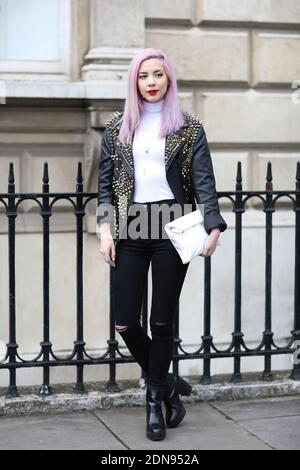 Street style, Leanne Lim Walker (blogueuse de mode) arrivant à la semaine de la mode de Londres prêt-à-porter automne-hiver 2015-2016 tenu à Somerset House, Londres, Angleterre le 21 février 2015. Elle porte la veste Hannah Beth Fincham, le haut Boohoo, le Jean et le sac. Photo de Marie-Paola Bertrand-Hillion/ABACAPRESS.COM Banque D'Images