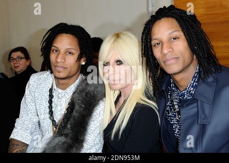 Donatella Versace et des danseurs et chorégraphes français connus sous le nom de les Twins Laurent et Larry Bourgeois assistant au spectacle de la collection prêt-à-porter d'Anthony Vaccarello automne-hiver 2015/2016 qui a eu lieu à la Maison de la radio à Paris, en France, le 3 mars 2015. Photo d'Aurore Marechal/ABACAPRESS.COM Banque D'Images