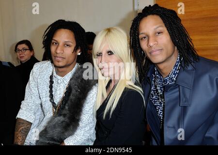 Donatella Versace et des danseurs et chorégraphes français connus sous le nom de les Twins Laurent et Larry Bourgeois assistant au spectacle de la collection prêt-à-porter d'Anthony Vaccarello automne-hiver 2015/2016 qui a eu lieu à la Maison de la radio à Paris, en France, le 3 mars 2015. Photo d'Aurore Marechal/ABACAPRESS.COM Banque D'Images