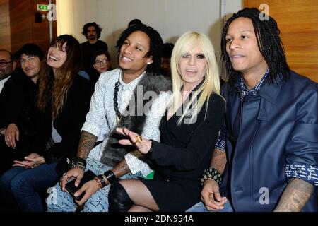 Caroline de Maigret, Donatella Versace et des danseurs et chorégraphes français connus sous les Twins Laurent et Larry Bourgeois assistant au spectacle de la collection prêt-à-porter Anthony Vaccarello automne-hiver 2015/2016 tenu à la Maison de la radio à Paris, en France, le 3 mars 2015. Photo d'Aurore Marechal/ABACAPRESS.COM Banque D'Images