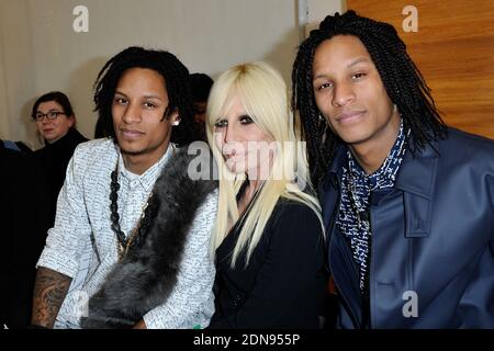 Donatella Versace et des danseurs et chorégraphes français connus sous le nom de les Twins Laurent et Larry Bourgeois assistant au spectacle de la collection prêt-à-porter d'Anthony Vaccarello automne-hiver 2015/2016 qui a eu lieu à la Maison de la radio à Paris, en France, le 3 mars 2015. Photo d'Aurore Marechal/ABACAPRESS.COM Banque D'Images