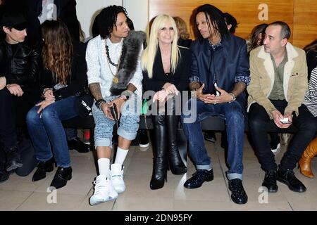 Donatella Versace et des danseurs et chorégraphes français connus sous le nom de les Twins Laurent et Larry Bourgeois assistant au spectacle de la collection prêt-à-porter d'Anthony Vaccarello automne-hiver 2015/2016 qui a eu lieu à la Maison de la radio à Paris, en France, le 3 mars 2015. Photo d'Aurore Marechal/ABACAPRESS.COM Banque D'Images