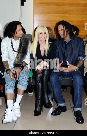 Donatella Versace et des danseurs et chorégraphes français connus sous le nom de les Twins Laurent et Larry Bourgeois assistant au spectacle de la collection prêt-à-porter d'Anthony Vaccarello automne-hiver 2015/2016 qui a eu lieu à la Maison de la radio à Paris, en France, le 3 mars 2015. Photo d'Aurore Marechal/ABACAPRESS.COM Banque D'Images