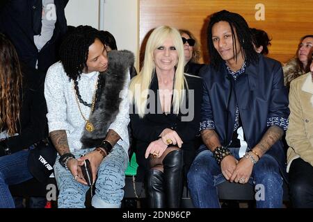 Donatella Versace et des danseurs et chorégraphes français connus sous le nom de les Twins Laurent et Larry Bourgeois assistant au spectacle de la collection prêt-à-porter d'Anthony Vaccarello automne-hiver 2015/2016 qui a eu lieu à la Maison de la radio à Paris, en France, le 3 mars 2015. Photo d'Aurore Marechal/ABACAPRESS.COM Banque D'Images