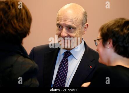 Exclusif - Maire de Bordeaux et candidat aux élections primaires du parti UMP Alain Juppe lors d'une réunion à Bordeaux, France, le 27 février 2015. Photo de Patrick Bernard/ABACAPRESS.COM Banque D'Images