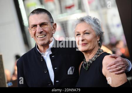 Photo du dossier : 'Leonard Ninoy et Susan Bay assistent à la première de Paramount Pictures 'Star Trek' au théâtre chinois de Grauman à Hollywood. Los Angeles, le 30 avril 2009. L'acteur AMÉRICAIN Leonard Ninoy, qui a joué M. Spock dans la série culte de science-fiction Star Trek, est mort à l'âge de 83 ans à Los Angeles, a dit sa famille. Son fils, Adam, a déclaré qu'il était décédé vendredi matin d'une maladie pulmonaire obstructive chronique en phase terminale. Photo de Lionel Hahn/ABACAPRESS.COM (en photo : Leonard Ninoy)' Banque D'Images