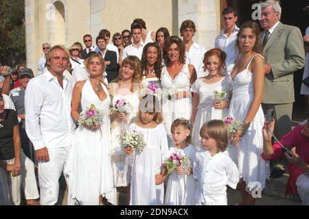PAS DE WEB AUCUNE APPLICATION EN FRANCE JUSQU'EN MARS 25. Photo du dossier : la yachteure française Florence Arthaud célèbre son mariage religieux avec Eric Charpentier dans la petite église de l'île de Porquerolles, dans le sud de la France, le 24 septembre 2005. Huit ressortissants français et leurs deux pilotes argentins ont tous perdu la vie lorsque deux hélicoptères sont entrés en collision dans la province de la Rioja, dans le nord-ouest de l'Argentine. Yachtswoman Florence Arthaud, nageur olympique Camille Muffat et boxeur olympique Alexis Vastine sont tous morts. Les hélicoptères ont été impliqués dans le tournage de l'émission de survie de TV a chuté. Photo de Gerald Holubowicz/ABACAPRESS.COM Banque D'Images