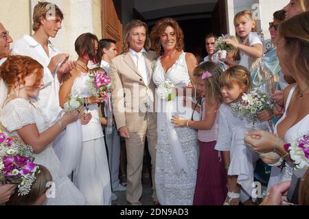 PAS DE WEB AUCUNE APPLICATION EN FRANCE JUSQU'EN MARS 25. Photo du dossier : la yachteure française Florence Arthaud célèbre son mariage religieux avec Eric Charpentier dans la petite église de l'île de Porquerolles, dans le sud de la France, le 24 septembre 2005. Huit ressortissants français et leurs deux pilotes argentins ont tous perdu la vie lorsque deux hélicoptères sont entrés en collision dans la province de la Rioja, dans le nord-ouest de l'Argentine. Yachtswoman Florence Arthaud, nageur olympique Camille Muffat et boxeur olympique Alexis Vastine sont tous morts. Les hélicoptères ont été impliqués dans le tournage de l'émission de survie de TV a chuté. Photo de Gerald Holubowicz/ABACAPRESS.COM Banque D'Images