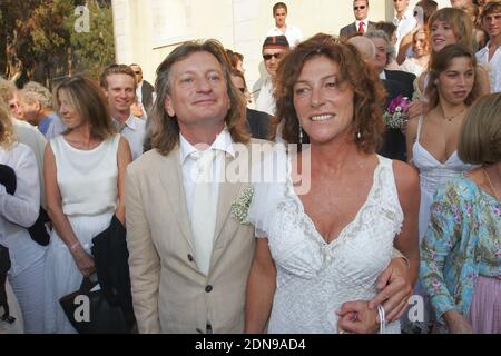 PAS DE WEB AUCUNE APPLICATION EN FRANCE JUSQU'EN MARS 25. Photo du dossier : la yachteure française Florence Arthaud célèbre son mariage religieux avec Eric Charpentier dans la petite église de l'île de Porquerolles, dans le sud de la France, le 24 septembre 2005. Huit ressortissants français et leurs deux pilotes argentins ont tous perdu la vie lorsque deux hélicoptères sont entrés en collision dans la province de la Rioja, dans le nord-ouest de l'Argentine. Yachtswoman Florence Arthaud, nageur olympique Camille Muffat et boxeur olympique Alexis Vastine sont tous morts. Les hélicoptères ont été impliqués dans le tournage de l'émission de survie de TV a chuté. Photo de Gerald Holubowicz/ABACAPRESS.COM Banque D'Images